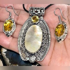 Mother of Pearl Shell & Glass Beads Pendant & Earrings